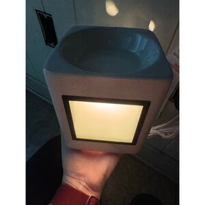 Brand New Scentsy Sleek White Custom Wax Warmer